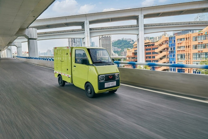 Mặc dù có kích thước nhỏ nhưng Wuling E10 vẫn được trang bị thùng chở hàng phía sau với dung tích lên đến 1.699 lít. Tuy nhiên, vì có trọng lượng khô chỉ 620 kg nên mẫu xe này sở hữu tải trọng giới hạn ở mức 200 kg. Là xe LCV nên E10 có thiết kế ngoại thất khá đơn giản với đèn pha Halogen hình vuông và ốp màu đen bóng, tích hợp logo Wuling trên đầu xe. Bên cạnh đó là bộ vành thép có đường kính chỉ 12 inch.