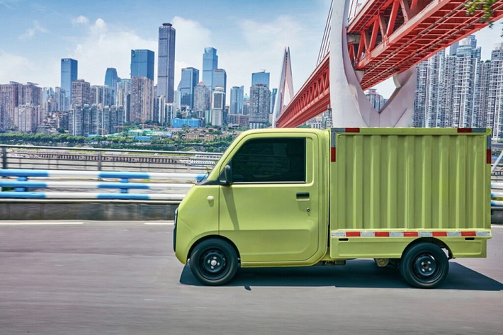 Điểm nhấn tiếp theo của Wuling E10 nằm ở hệ truyền động. Theo đó, mẫu xe này chạy hoàn toàn bằng điện với mô-tơ nằm trên cầu trước, tạo ra công suất tối đa 27 mã lực. Mô-tơ điện này cho phép xe đạt vận tốc tối đa giới hạn ở mức 71 km/h.