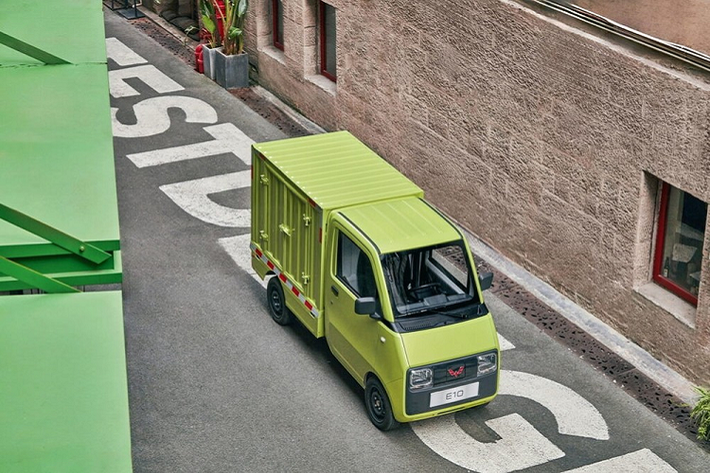 Wuling E10 đã lần đầu tiên được giới thiệu trực tuyến tại Trung Quốc vào đầu năm 2022. Tuy nhiên, mãi đến hôm 28/8/2023 vừa qua, xe mới được bán ra thị trường Trung Quốc. Ban đầu, xe sẽ chỉ được bán cho các công ty vận chuyển, sau đó mới nhắm đến khách hàng cá nhân. Tại thị trường Trung Quốc, giá xe Wuling E10 2024 có 2 phiên bản với giá bán từ 36.800 - 39.800 Nhân dân tệ (khoảng 121 - 131 triệu đồng).