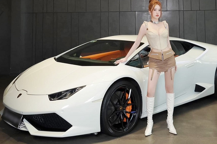 Có thể thấy, việc cầm lái một chiếc siêu xe Lamborghini Huracan LP610-4 có sức mạnh lên đến 602 mã lực trên các con đường tại Sài thành chật kín xe máy cùng nhiều phương tiện tham gia giao thông khác sẽ không hề đơn giản, ngay cả với những cánh đàn ông, chứ đừng nói với 1 cô gái.
