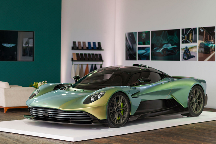 Chủ tịch điều hành của Aston Martin - ông Lawrence Stroll cho biết: “Siêu xe động cơ đặt giữa đầu tiên trong chuỗi sản phẩm của Aston Martin, Valhalla giới hạn là chuyển hoá thực sự đối với thương hiệu siêu sang này. Valhalla thể hiện cam kết của Aston Martin trong việc chế tạo loạt xe tập trung vào người lái với động cơ đặt giữa đặc biệt, một giai đoạn quan trọng tiếp theo trong việc mở rộng dòng sản phẩm của chúng tôi”.