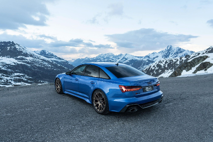 Ado X Performance còn giảm trọng lượng của xe đáng kể, "cân nặng" mới của RS 6 sedan ở mức 1,880 kg (nhẹ hơn 270kg so với RS6 wagon). Khả năng tăng tốc của Audi RS 6 sedan từ 0-100 km/h trong 2,4 giây và tốc độ tối đa 360 km/h.