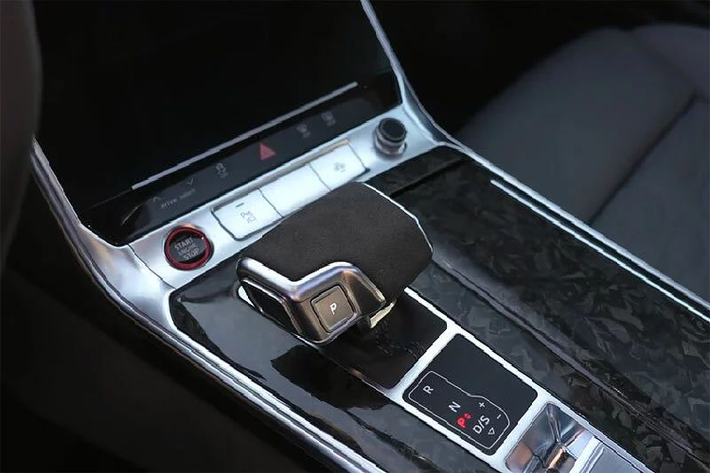 Dưới mui xe Audi RS6 động cơ V8 4.0 lít tăng áp kép hybrid nhẹ được tinh chỉnh hiệu suất, tạo ra công suất ấn tượng 854 mã lực (637 kW/866 PS) và mô-men xoắn 1.123 Nm (828 lb-ft). Trong khi đó, Audi RS 6 Wagon Performance được trang bị tiêu chuẩn động cơ mild-hybrid V8 twin-turbo 4.0L, sản sinh công suất 621 mã lực (463 kW/630 PS) và mô-men xoắn 850 Nm (627 lb-ft).