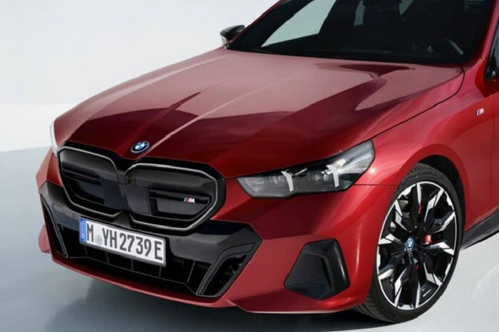 Theo đó, BMW M5 2024 mới có thiết kế được vay mượn khá nhiều từ X5 M và X6 M, thể hiện ở phần đầu xe có thiết kế hình chữ X kết hợp với lưới tản nhiệt màu đen viền đỏ. Mui xe được tạo hình bởi các đường nét cắt xẻ góc cạnh, tương tự M4. Trong khi đó, cụm cảm biến của hệ thống hỗ trợ lái được đặt ở vị trí cản trước, thay vì nằm giữa mặt ca lăng hình quả thận như X5 M.