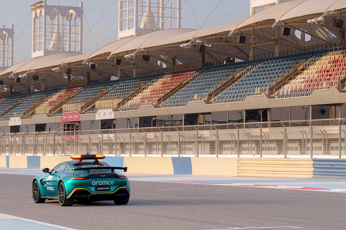 Bộ phận y tế trên Aston Martin DBX707 có thể kết nối với bộ phận kiểm soát chặng đua và theo dõi chính xác các dữ liệu sinh trắc học của từng tay đua cũng như hình ảnh đường đua. Điều này giúp đánh giá sớm một vụ tai nạn. Hy vọng điều này không xảy ra thường xuyên.