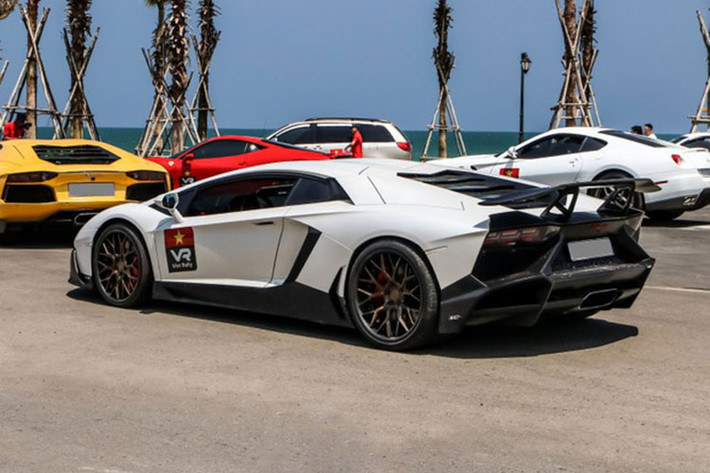 Nếu như Lamborghini Aventador Limited Edition 50 đã quá nổi tiếng khi là 1 trong 50 chiếc xe Lamborghini Aventador LP700-4 trên toàn thế giới mang bản độ của hãng Liberty Walk, thì chiếc Lamborghini Aventador mang gói độ LP720-4 50º Anniversario lại được biết đến là 1 trong những "siêu bò" có giá rẻ nhất tại Việt Nam.