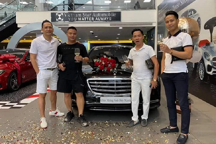 Duy Mạnh tham gia showbiz từ năm 1998, anh bắt đầu nổi tiếng từ ca khúc Giây phút chia xa. Nam ca sĩ ghi dấu ấn với khán giả qua hàng loạt những ca khúc Kiếp Đỏ Đen, Ta Đâu Có Say, Biết Tìm Đâu,… Dù hiện tại không còn hoạt động nhiều như trước những Duy Mạnh vẫn nhận được sự quan tâm của khán giả.