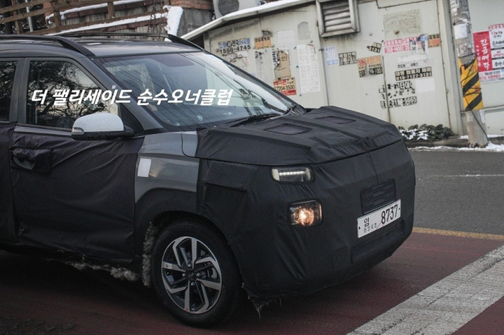 Hiện hãng Hyundai chưa hé lộ thiết kế phía sau của Exter mới. Tuy nhiên, những hình ảnh chụp trên đường phố Hàn Quốc trước đó cho thấy xe có cả cửa sổ trời và cụm đèn hậu với tạo hình chữ "H" bên trong, tương tự dải đèn LED định vị ban ngày. Ở bản tiêu chuẩn, xe sẽ dùng vành thép với ốp mâm màu bạc. Trong khi đó, ở bản cao cấp, Hyundai Exter được trang bị bộ vành hợp kim có thiết kế 4 chấu kép và phay xước 2 màu.