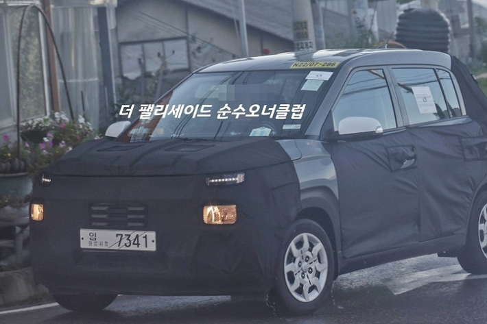 Ngoài ra, xe SUV Hyundai Exter 2024 còn có thêm tấm ốp gầm giả màu bạc bao quanh hốc gió trung tâm trên cản trước. Những chi tiết thiết kế đáng chú ý khác của mẫu SUV hạng A này gồm có logo Hyundai dạng 2D trên nắp ca-pô, baga nóc, hốc bánh loe rộng và đường chân kính giống với những người anh em Venue hay Casper. Nhìn chung, thiết kế đầu xe của Hyundai Exter mang hơi hướng của ô tô điện Ioniq 5 hơn là Venue, Creta hay Alcazar đang bán tại Ấn Độ.