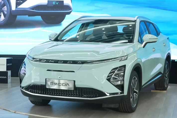 OMODA 5 e-QUA 2023 mới là mẫu ôtô điện hoàn toàn mới đã lần đầu tiên được trưng bày tại Trung Quốc vào hồi tháng 4 năm nay. Dự kiến, vào tháng sau, hãng xe Trung Quốc Chery sẽ mang mẫu ôtô điện này đến triển lãm GIIAS 2023 diễn ra tại Indonesia để ra mắt thị trường Đông Nam Á. Thông tin này đã được hé lộ trong sự kiện họp báo trước thềm triển lãm GIIAS 2023 diễn ra vào hôm 13/7 vừa qua.
