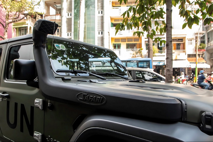 Jeep Gladiator Rubicon được đánh giá có khoang lái rộng rãi với các thiết kế chi tiết và tỉ mỉ. Hầu hết các chức năng trên Jeep Gladiator Rubicon được thiết kế chỉnh cơ nhằm hạn chế tối đa sự cố khi di chuyển địa hình khó khăn mà những chi tiết chỉnh điện dễ gặp trục trặc.