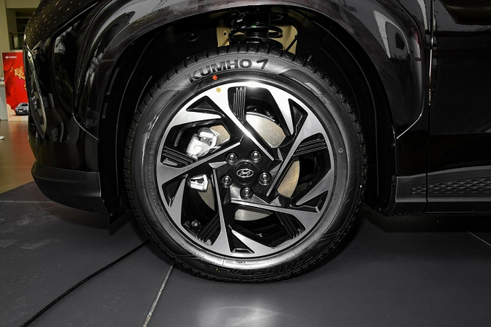 Tương tự ngoại thất, nội thất của Hyundai Custo cũng được thiết kế khá giống với Tucson. Có thể thấy sự tương đồng giữa 2 mẫu xe này qua thiết kế vô lăng và và nút bấm chuyển số trên cụm điều khiển trung tâm. Phía sau vô lăng là bảng đồng hồ kỹ thuật số trong khi hệ thống thông tin giải trí của xe đi kèm màn hình cảm ứng trung tâm 10,4 inch nằm dọc. Bên dưới màn hình này còn có một số phím tắt tiện lợi.