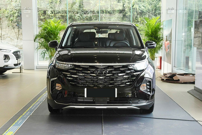 Không chỉ chia sẻ cơ sở gầm bệ, Hyundai Custo còn được áp dụng phong cách thiết kế tương tự Tucson thế hệ mới. Điều này được thể hiện rõ qua khu vực đầu xe với lưới tản nhiệt không viền, nối liền đèn pha, và dải đèn LED định vị ban ngày có thiết kế ẩn Parametric Hidden Lights. Ngay cả cản trước với hốc gió trung tâm kéo dài sang hai bên của Hyundai Custo cũng khá giống với người anh em Tucson.
