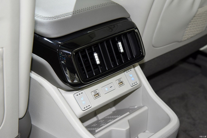 Tại thị trường Trung Quốc, giá xe Hyundai Custo có giá dao động từ 175.800 - 218.800 Nhân dân tệ (khoảng 586 - 729 triệu đồng). Khi bán ở Việt Nam, xe được dự đoán sẽ có giá trên dưới 1 tỷ đồng.