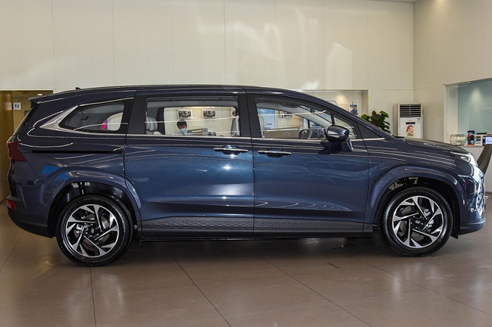 Mẫu xe MPV Hyundai Custo vốn được phát triển dựa trên cơ sở gầm bệ của người anh em Tucson. Xe sở hữu chiều dài 4.950 mm, chiều rộng 1.850 mm, chiều cao 1.734 mm và chiều dài cơ sở 3.055 mm. So với Kia Carnival đang bán tại Việt Nam, mẫu MPV này có kích thước nhỏ hơn một chút.