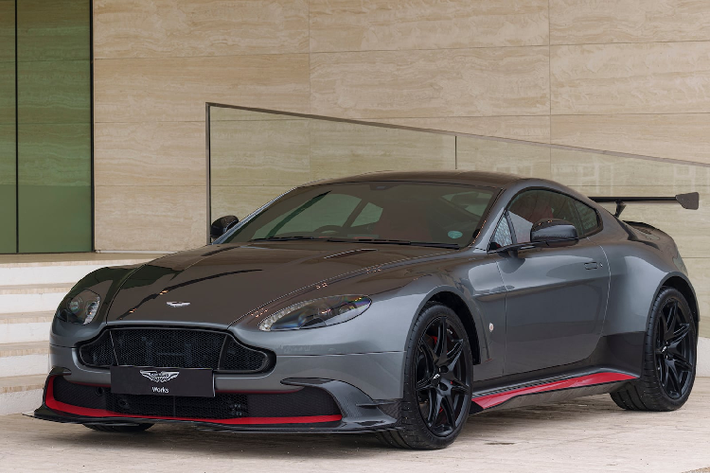 Tiếp đến là Vantage GT8, dòng xe hiệu năng cao lấy cảm hứng trực tiếp từ mẫu xe đua Aston Martin V8 Vantage GTE 2016. Thân xe bằng sợi carbon, vận hành bằng phiên bản 440 mã lực đã được sửa đổi của động cơ V8 4.7L mạnh mẽ và linh hoạt.