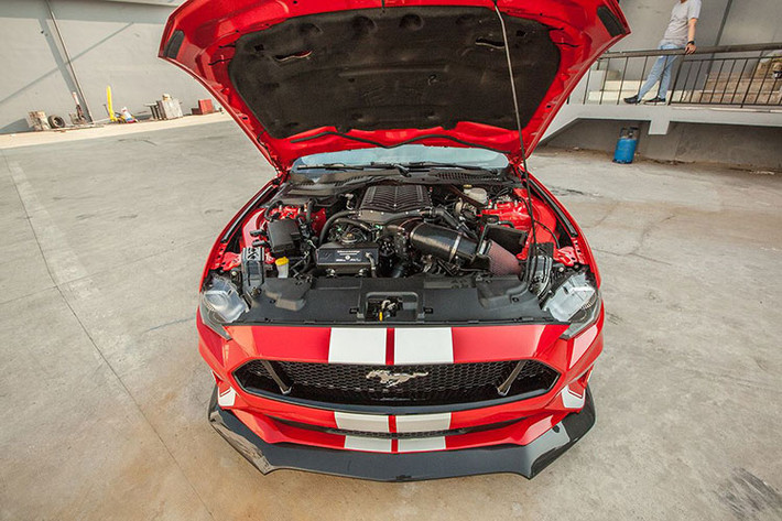 Phiên bản độ Hennessey Heritage Edition Mustang được trang bị body kit bằng sợi carbon bao gồm cánh lướt gió phía trước, nẹp sườn và cả cánh gió đuôi, la-zăng xe mới có kích thước 20 inch, 9 chấu sơn màu nhám đi cùng phanh Brembo và lốp Michelin Pilot Sport Cup 2.