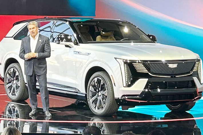 Thương hiệu xe sang Cadillac của tập đoàn General Motors (GM) đã chính thức vén màn mẫu SUV điện mang tên Escalade IQ. Đây là mẫu SUV điện cỡ lớn đầu tiên của tập đoàn GM được phát triển dựa trên cơ sở gầm bệ Ultium. Có thể nói, Cadillac Escalade IQ 2024 mới là mẫu SUV điện "cái gì cũng lớn", từ kích thước cho đến quãng đường di chuyển.