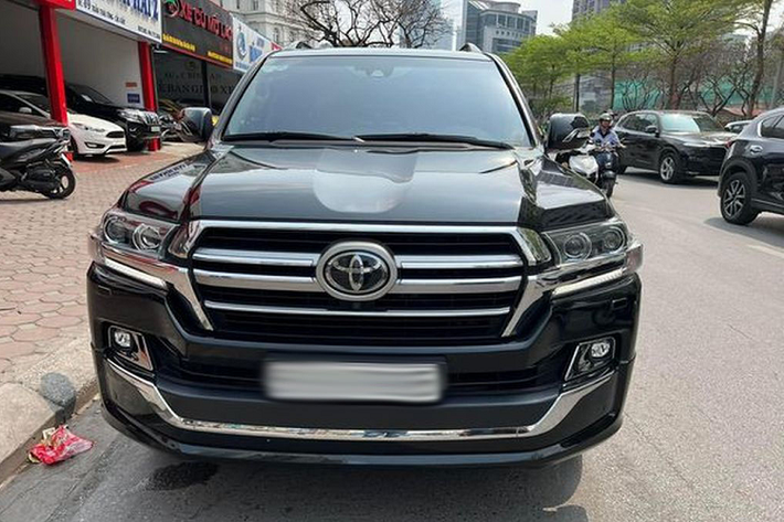 Đây là phiên bản được sản xuất dành cho các thị trường châu Âu và Nga, với các trang bị tiện nghi thuộc hàng xe sang và đầy đủ nhất trong dòng xe Land Cruiser. Cũng theo người bán, chiếc xe SUV Toyota Land Cruiser VXS Executive Lounge 2021 này có ODO hơn 30.000 km