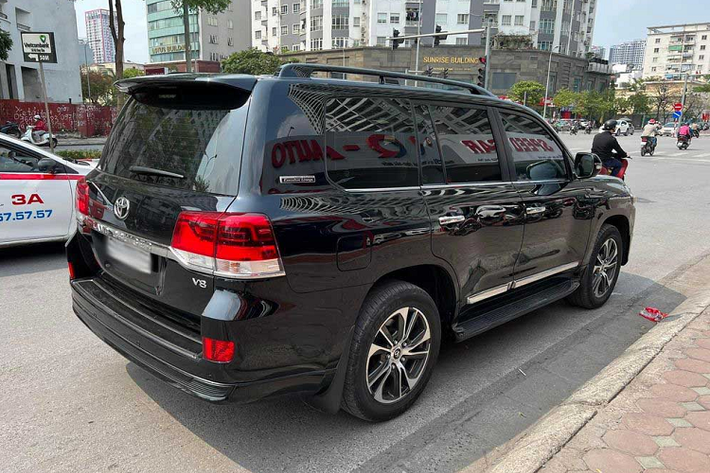 Tất nhiên, chiếc xe SUV Toyota Land Cruiser VXS Executive Lounge 2021 cũng đạt tiêu chuẩn với hệ thống an toàn Toyota Safety Sense và có tới 10 túi khí.