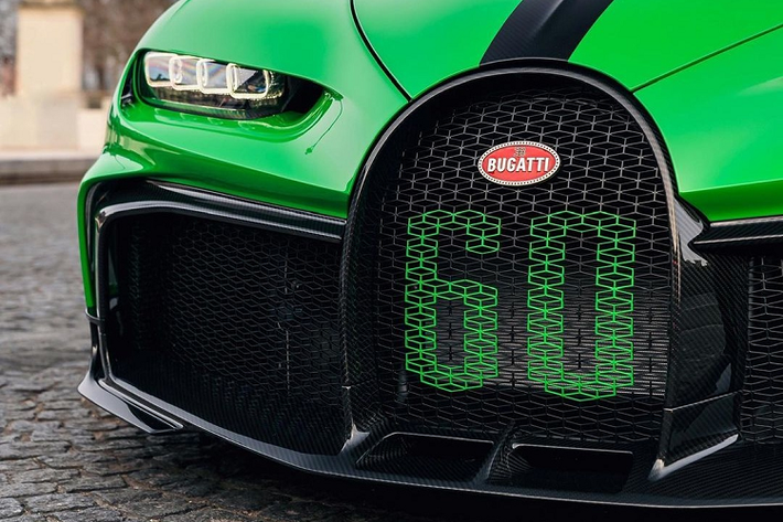 Tại cánh gió cố định ở đuôi xe, siêu phẩm Chiron Pur Sport mang số thứ tự 60 có thêm ký hiệu "Soixante", đồng thời dòng chữ Soixante còn xuất hiện ở khu vực bệ cửa, tựa đầu.