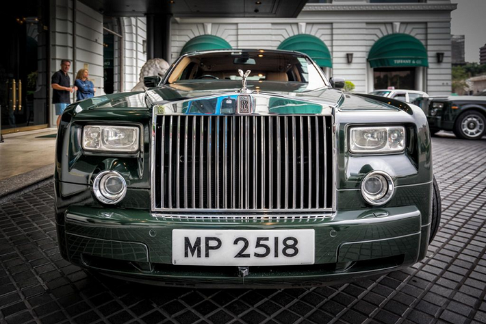 Rolls-Royces tại Hồng Kông hiện được xem có lượng bình quân đầu người cao nhất thế giới, đơn hàng lớn nhất lịch sử của Rolls-Royces cũng đến từ nơi này. Stephen Hung - Nhà tài phiệt Hong Kong, ngôi sao của series Netflix Bling Empire: New York chính là chủ nhân của đơn đặt hàng 30 chiếc Rolls-Royce Phantom tùy chỉnh trị giá 20 triệu USD.