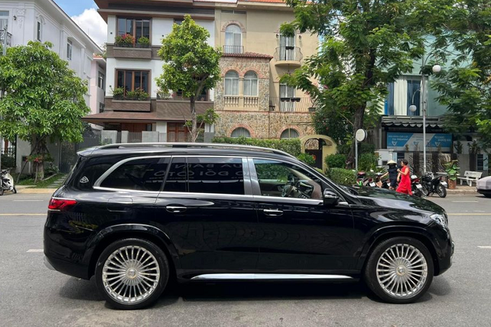 Chiếc Mercedes-Maybach GLS 600 biển tứ quý 6 của đại gia Đồng Nai nổi bật với màu sơn đen hiện đại. Khác với các bản GLS thường, siêu phẩm GLS 600 sở hữu nhiều đường nét thiết kế đặc biệt như lưới tản nhiệt là những thanh nan dọc mạ crom sáng bóng đi kèm chữ MAYBACH in chìm ngay trên đầu.