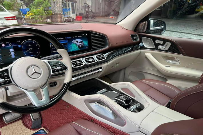 Bước vào bên trong khoang ca-bin GLS 600, người dùng sẽ không khỏi choáng ngợp bởi sự xa xỉ và sang trọng toát lên từ chất liệu da Nappa cao cấp, các chi tiết ốp gỗ, ốp nhôm sáng bóng.