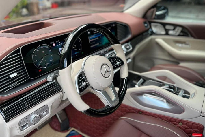 Sức mạnh này cho phép chiếc SUV siêu sang tăng tốc từ 0 - 100 km/h trong 4,8 giây. Về trang bị an toàn, GLS 600 sở hữu những tính năng an toàn cao cấp nhất hiện nay như: hệ thống phanh ABS/BAS/EBD, cân bằng điện tử ESP, hệ thống kiểm soát chống trượt 4-ETS