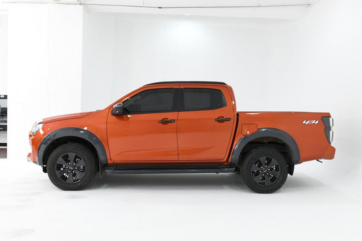 Ngoài bộ áo cam rất nổi bật, chiếc xe bán tải Isuzu D-Max V-Cross còn bổ sung rất nhiều chi tiết được sơn đen bóng như mặt ca-lăng và lưới tản nhiệt, vòm bánh xe, cản trước, vỏ gương, tay nắm cửa, thanh giá nóc và tay nắm thùng hàng. Cuối cùng là bộ mâm cũng được sơn màu tối.