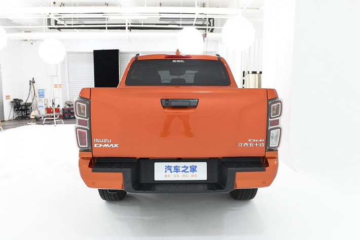 Về ngoại hình, Isuzu D-Max V-Cross vẫn có lưới tản nhiệt phía trước đa giác kết hợp với đèn pha mắt đại bàng trông hầm hố hơn. Thiết kế khu vực đèn sương mù 2 bên rất thể thao, thêm tấm trang trí bảo vệ dưới màu xám gần vị trí ốp nẹp biển số.