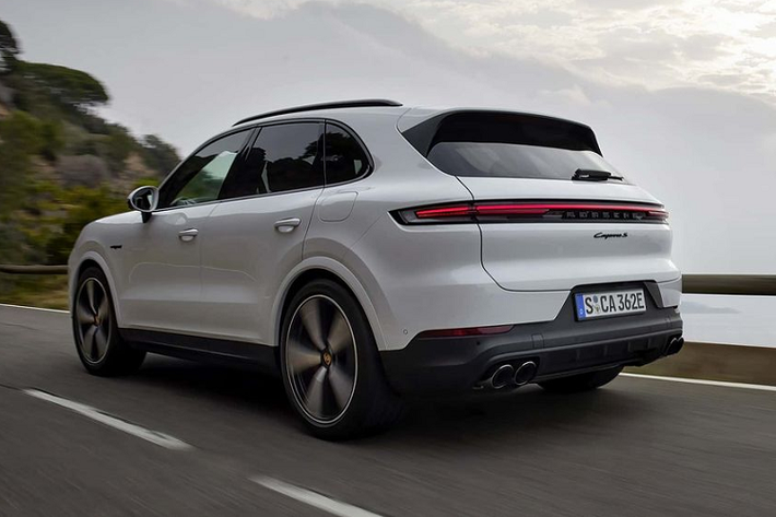 Xe sẽ được mở bán tại châu Âu từ tháng 11 năm nay, mức giá xe Porsche Cayenne Turbo S E-Hybrid 2024 khởi điểm từ 99.100 USD (khoảng 2,41 tỷ đồng) cho kiểu dáng SUV và 105.650 USD (khoảng 2,57 tỷ đồng) đối với bản coupe.