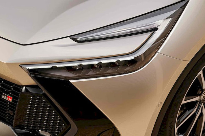 Trong khi đó, những đường dập gân và cắt xẻ sắc sảo trên sườn xe của Toyota C-HR 2024 hoàn toàn mới không hề thay đổi so với phiên bản concept. Nằm bên trong hốc bánh của xe là các loại vành có đường kính lớn nhất lên đến 20 inch.