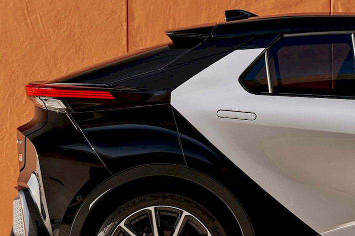 Ở đằng sau, Toyota C-HR 2024 đi kèm cụm đèn hậu mỏng, ăn sâu vào bên trong cửa cốp. Ở giữa 2 đèn hậu là dòng chữ "Toyota C-HR" có thể phát sáng. Bên cạnh đó là cản sau có thiết kế tương đồng với cản trước và cánh gió mui kép.
