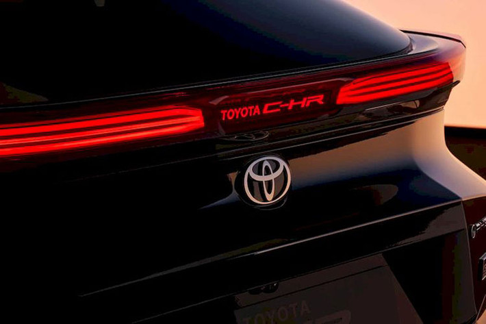 Được phát triển dựa trên cơ sở gầm bệ TNGA, mẫu SUV cỡ B - Toyota C-HR 2024 này sở hữu chiều dài 4.360 mm, chiều rộng 1.830 mm, chiều cao 1.558 - 1.564 mm (tùy phiên bản) và chiều dài cơ sở 2.640 mm. So với thế hệ cũ, xe rộng hơn 35 mm.