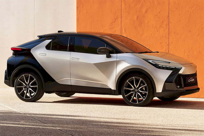 Về ngoại hình, mẫu xe SUV Toyota C-HR 2024 cũng sở hữu thiết kế đầu xe lấy cảm hứng từ cá mập đầu búa. Tại đây, mẫu SUV này được trang bị đèn pha nối liền với dải đèn LED định vị ban ngày, tạo thành hình chữ "C" ôm lấy hai góc đầu xe. Bên dưới là lưới tản nhiệt cỡ lớn, được bao quanh bằng viền dày dặn và sơn màu đen bóng. Đèn sương mù trước của xe được tích hợp vào hai góc thấp của lưới tản nhiệt.