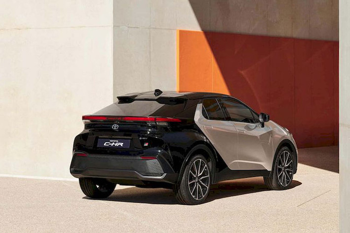 Cũng như thế hệ cũ, Toyota C-HR 2024 được trang bị nóc dốc về phía sau theo phong cách coupe. Tuy nhiên, thiết kế sườn xe của mẫu SUV cỡ nhỏ này đã trở nên mượt mà và thực dụng hơn. Xe sở hữu tay nắm cửa ẩn giúp giảm hệ số lực cản không khí. Tay nắm cửa sau không còn nằm trên cột C như trước, giúp trẻ em dễ dàng mở cửa hơn.