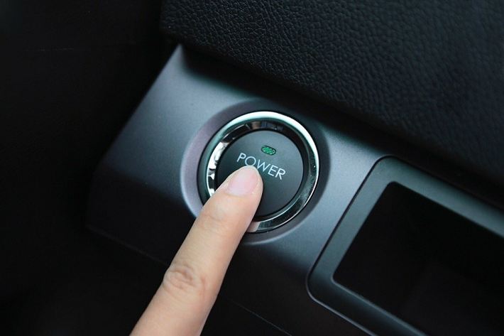 Bên trong mẫu xe MPV BYD e6 2023 là không gian nội thất 2 hàng ghế với 5 chỗ ngồi. Thiết kế nội thất của BYD e6 2023 mang phong cách đơn giản và trung tính. Là xe thương mại, chủ yếu nhắm đến những người kinh doanh vận tải hành khách nên mẫu MPV này chỉ được trang bị vừa đủ.