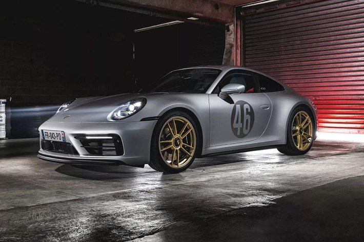 Porsche mới đây đã cho ra mắt một phiên bản đặc biệt của dòng xe 911 để kỷ niệm 100 năm Giải đua Le Mans 24h tại Pháp. Dựa trên thiết kế ban đầu của phiên bản 911 Carrera GTS, hãng thay đổi lại chi tiết Porsche 911 Carrera GTS Le Mans Centenaire Edition với phong cách lấy cảm hứng từ những sự kiện lớn gắn với giải đua Le Mans và sẽ chỉ tạo ra đúng 72 chiếc dành riêng cho thị trường Pháp.