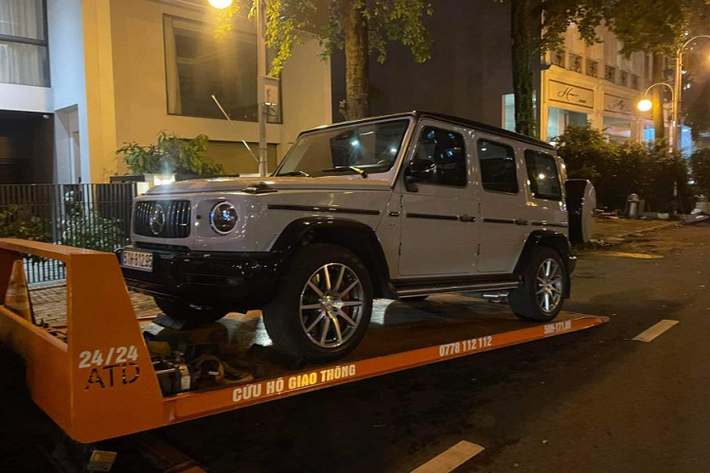 Chiếc SUV hạng sang Mercedes-AMG G63 nhập khẩu chính hãng này được đại gia Cường Đô La tậu hồi cuối năm 2020 với giá khoảng 10,95 tỷ đồng, chưa bao gồm các tùy chọn thêm cũng như chi phí lăn bánh. Hiện chiếc xe có số odo khoảng 21.000 km và các chi tiết trên xe từ trong ra ngoài đều “rất mới”.