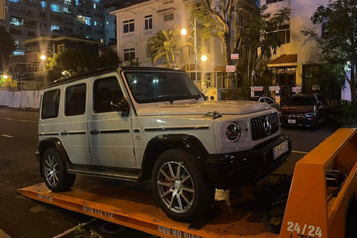Mới đây, một tay buôn xe tại TP.HCM đã chia sẻ hình ảnh vận chuyển chiếc SUV hạng sang Mercedes-AMG G63 của Cường Đô la ra Hà Nội. Chưa rõ ai là chủ nhân mới của chiếc xe nhưng có vẻ “vía” của tay chơi siêu xe Cường Đô La khá tốt khi chủ showroom chỉ vừa đăng ảnh xe đã bán được ngay.