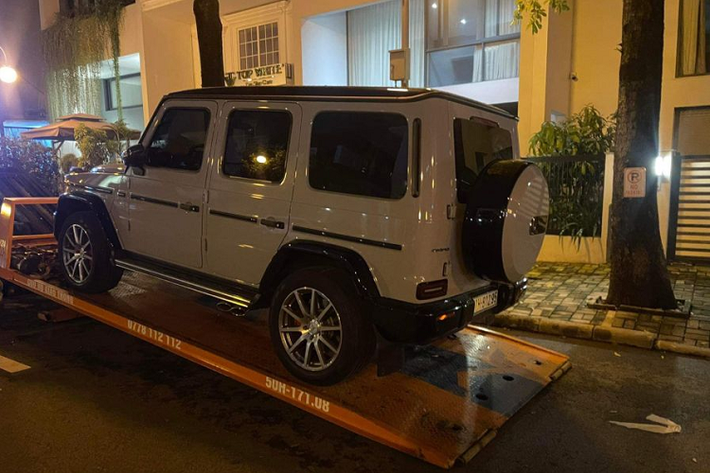 Xe có 2 màn hình lớn được thiết kế kéo dài giống với E-Class và S-Class. Cửa gió điều hoà được mô phỏng với thiết kế của tua-bin máy bay chiến đấu. Vô lăng 4 chấu kim loại mạ crome, bọc da cao cấp. Màn hình hiển thị thông tin dạng số hoá cho chất lượng hiển thị tối ưu.