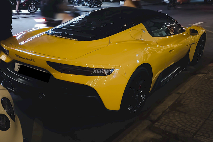 Chiếc siêu xe Maserati MC20 này mới đây đã được rao bán với mức giá khoảng 17 tỷ đồng. Sau khi được đưa về showroom tại Quận 5, xe đã được lột xác về "zin" bằng cách tháo những chi tiết mạ vàng ra và mâm xe cũng được sơn đen lại thay vì dát vàng như khi còn của chủ nhân cũ.