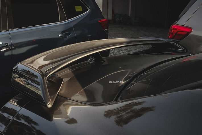 Được mệnh danh là "Supercar killer" (sát thủ siêu xe), Nissan GT-R R35 có hiệu năng ngang ngửa những mẫu siêu xe đắt tiền từ Ferrari hay Lamborghini nhưng lại có giá bán “hạt dẻ” hơn rất nhiều. Thời điểm mới ra mắt, giá xe Nissan GT-R R35 có mức bán ra khởi điểm từ 70.000 USD (khoảng 1,6 tỷ đồng).