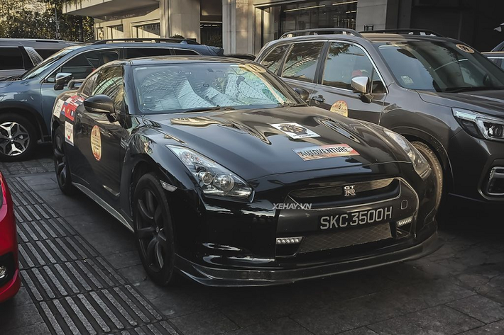 Sau đợt “ghé thăm” dải đất hình S của dàn xe Porsche tới từ Thái Lan, mới đây lại có thêm một đoàn xe lựa chọn Việt Nam làm điểm dừng chân trong hành trình khám phá. Gây chú ý nhất, chính là chiếc Nissan GT-R 2 cửa, hàng hiếm.