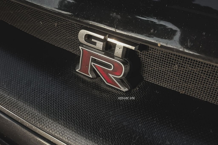 Theo đó, Nissan GT-R R35 thế hệ đầu tiên được trang bị động cơ V6, dung tích 3,8 lít, tăng áp kép sản sinh công suất tối đa 480 mã lực tại vòng tua máy 6.400 vòng/phút và mô-men xoắn cực đại 588 Nm tại dải vòng tua máy 3.200 đến 5.200 vòng/phút.
