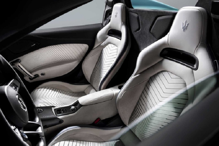 Không gian chứa đồ trên Maserati MC20 Cielo rất “khiêm tốn” nhằm cắt giảm trọng lượng, tối ưu hiệu suất vận hành. Cụ thể, cốp trước/sau có dung tích lần lượt là 50 lít và 100 lít đủ để đem theo vài vật dụng cá nhân nhỏ.