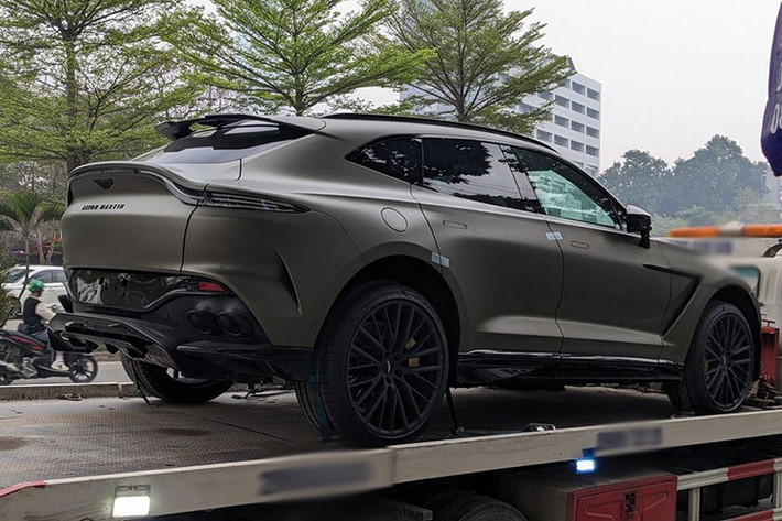 Bộ mâm xe là loại đa chấu, sơn đen giống với la-zăng xe Aston Martin DBX 707 của nhà sưu tập xe lớn nhất Việt Nam, ông Đặng Lê Nguyên Vũ. Hiện chưa rõ chiếc xe này đã có chủ nhân hay chưa. Hiện tại, giá xe Aston Martin DBX 707 có giá bán chính từ 21,8 tỷ đồng, chưa bao gồm thêm các tùy chọn.