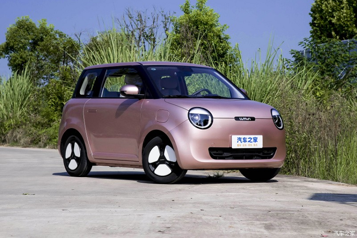Mới đây, Changan đã công bố Lumin 2023, mức giá xe Changan Lumin 2023 khởi điểm chỉ từ 54.900 nhân dân tệ, tương đương 176 triệu đồng. Điểm thú vị là xe Changan Lumin Xiangqi chức năng sạc nhanh mới có thể sạc nhanh 30% -80% chỉ trong thời gian 35 phút. Ngoài ra, xe mới cũng sẽ được nâng cấp về trải nghiệm trên xe, trang bị điều hòa điều khiển từ xa và chức năng sạc theo lịch trình.