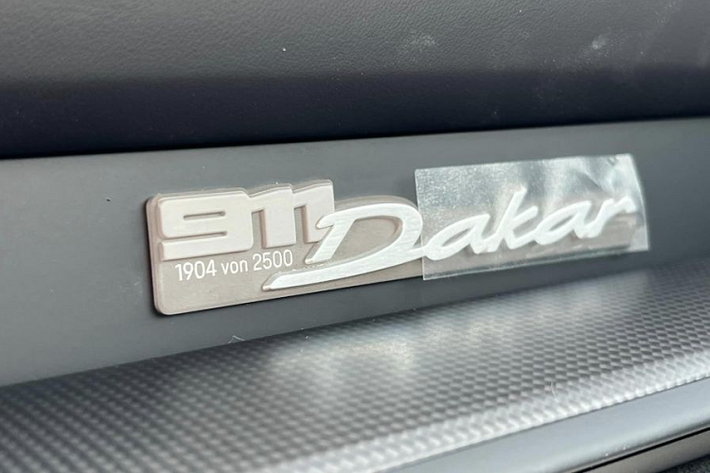 Phiên bản Porsche 911 Dakar mới này còn có thêm hai chế độ lái mới gồm Rally và Off-road. Chế độ Rally được thiết lập cho các bề mặt gồ ghề, không bằng phẳng và truyền phần lớn lực kéo tới trục sau.